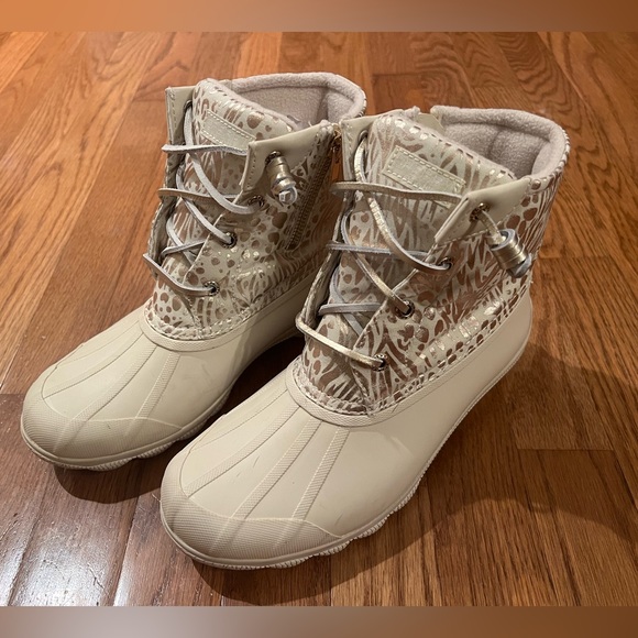 Sperry Saltwater Metallic Jacquard Duck Boot
Winter Duck Boots - Lug Sole size•7 - Picture 3 of 9